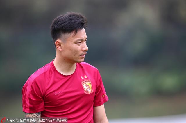 《小丑2：双重妄想》发布角色海报 2024-08-29 日前，电影《小丑2：双重妄想》发布全新海报，“小丑”亚瑟·弗莱克和哈莉·奎茵背靠着背，眼神涣散呈现出颓废的状态。