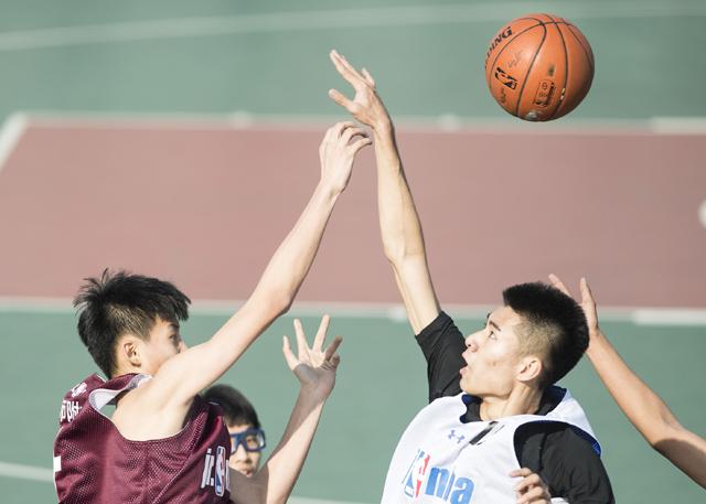 肯尼思·布拉纳自编自导 《贝尔法斯特》发剧照 2021-07-21 日前，即将在第46届多伦多电影节上首映的影片《贝尔法斯特》发布首张剧照，詹米·多南和凯特瑞娜·巴尔夫翩翩起舞。