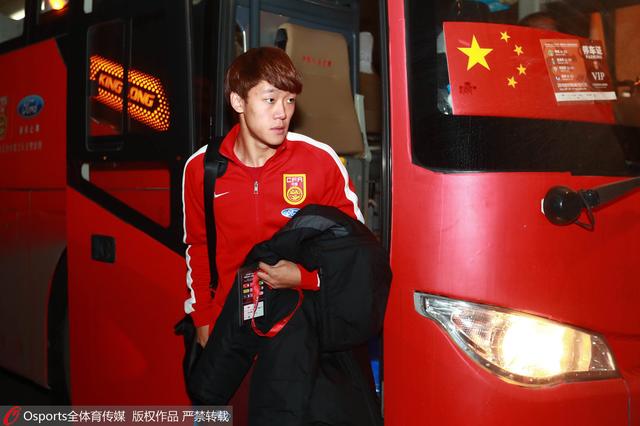 她身穿红色格子裙化身制服甜姐，烈焰红唇尽显妖娆，现场和自己蜡像比俏，还与粉丝合影大玩亲民。