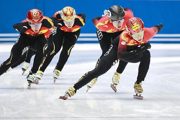 （答案：D）A.乔治·华盛顿B.西奥多·罗斯福C.亚伯拉罕·林肯D.本杰明·富兰克林核心场景：费城历史地标独立宫（Independence Hall）和自由钟（Liberty Bell）现实中的独立宫（Independence Hall）外景电影《国家宝藏》中的重要文物自由钟（Liberty Bell）本关还包含一项支线任务：在百年老市场瑞汀车站市场（Reading Terminal Market）跑酷电影《国家宝藏》中的瑞汀车站市场（Reading Terminal Market）现实中的瑞汀车站市场美食摊位第三关：纽约篇核心任务：进入地宫，找到宝藏核心场景：曼哈顿地标建筑三一教堂现实中的纽约曼哈顿三一教堂主角们在古老教堂的地宫中进行了一番“密室大逃脱”，本片的高潮段落超级适合密室爱好者。