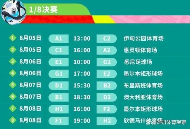 西装帅气，白裙大秀纤纤玉腿甜美迷人，而红色裙装更适合演绎古风歌去，让人看到了她的潜力。