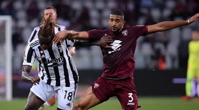 她身穿黑色低胸裙亮相，与身边的男士左拥右抱，入座后还亲切地与镜头打招呼。