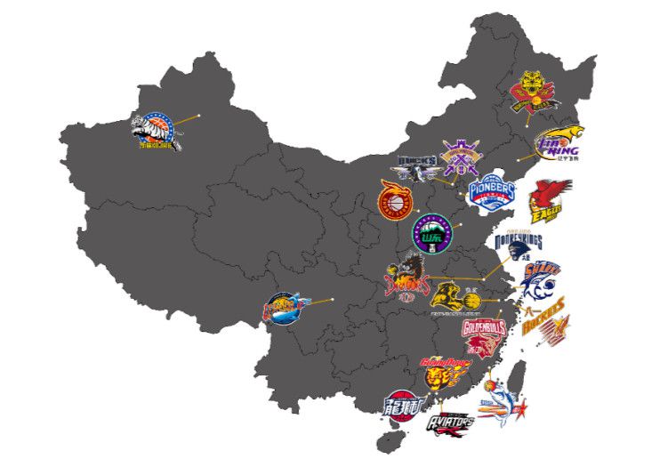 在照片中，戴着眼镜的杨洋似乎在向身旁的医护人员请教一些临床知识。