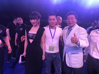 导演杜琪峰，编剧韦家辉、游乃海，携主演刘德华、郑秀文亮相上海，现场粉丝尖叫不断。