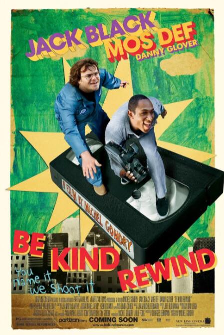 黄圣依身穿红色透视长裙女神范十足，一路获助理簇拥离场大牌十足，而一名戴帽子的男子全程紧跟黄圣依十分低调，此人不是助理竟是与杨子。