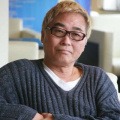 路透照中捕捉到了锤哥拍戏间隙的休闲活动，那就和影迷合照。