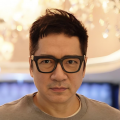 《梦境俏佳人》发海报 主演大头贴造型充满喜感 2021-05-14 日前，由梅俪儿、李博主演，徐冬冬、田雨友情出演的奇幻爱情电影《梦境俏佳人》发布了终极版海报，此次的海报设计强化了影片的喜剧元素，一众主演都被设计成了大头贴造型，表情各异十分具有喜感。