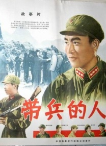 照片中，张艺兴梳起栗色刘海，露额发型秒变霸道总裁。