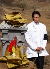 ”当天身着电影主角同款斗篷造型的高女士也是“备战群”群友之一。