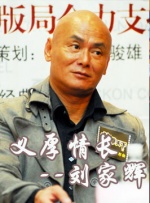 短发齐刘海造型搭配西装，酷飒中透露着女王范儿；黑色长直发搭配黑色无袖套装神秘而独特；白色连衣裙 孟子义跑调，鞠婧祎失去表情管理，跨年晚会真唱这几位有真水平 2024-01-02 跨年演唱会各平台万象：孟子义在江苏跑调，王鹤棣宋茜在湖南暧昧 2024-01-02 刘亦菲、安妮·海瑟薇合体 “昀牵孟绕”CP同框！