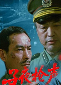 《黑帮家族》巴黎首映 两美女低胸裙围绕德尼罗 2013-10-17 当地时间10月16日，电影《黑帮家族》在法国举行盛大的首映礼，主演罗伯特·德尼罗、迪安娜·阿格隆、米歇尔·菲佛等盛装出席。