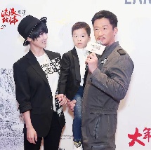 当地时间7月21日，美国纽约，安妮·海瑟薇现身电影《穿普拉达的女王2》片场，解锁了四套造型时尚感拉满！